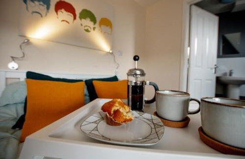 Chichele House, sleeps 8, Nr Rushden Lakes, allocated parking, corporate welcome - Foto 1