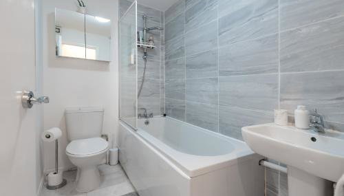 Modern Muse Flat with Free Parking - Foto 4, towels, Shower