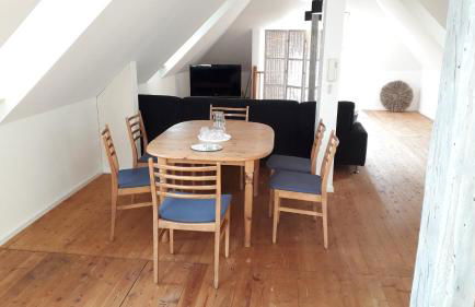 Zentrumsnahe Dachwohnung in grüner Oase - Foto 3