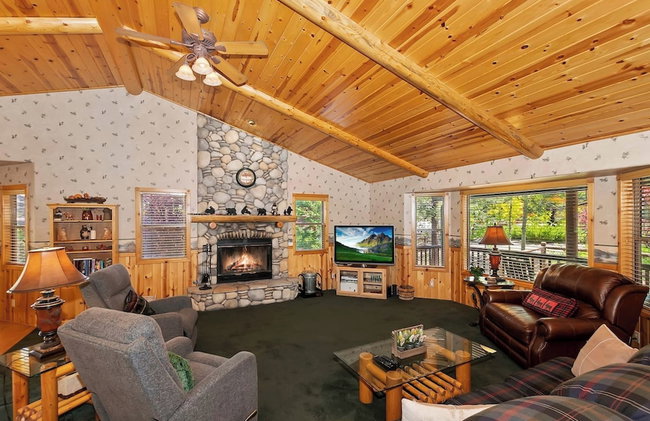 Teakwood Cozy Wood Cabin with Fireplace - Photo 36