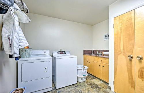 Family Winter Retreat with Hot Tub 14 Mi to Slopes! - Foto 29