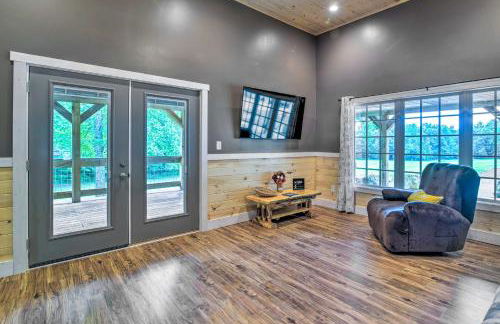 Secluded Brownsville Cabin with Deck and Fire Pit - Foto 4