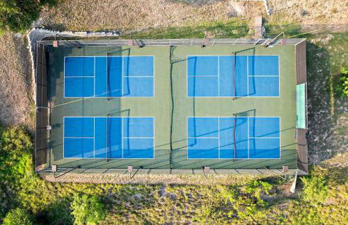 Lake Travis Retreat - 5BR with BBQ & Pickleball - Foto 5