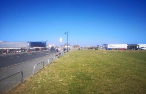 Vale View Apartment, Prestatyn, North Wales - a stylish, dog-friendly holiday let just a 5 min walk to beach & town! - Foto 39