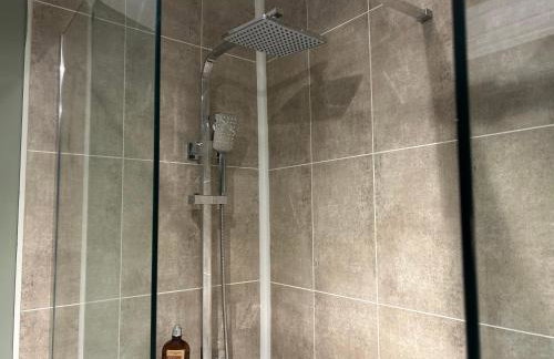 Park View is a beautiful whole entire house close to town centre, sleeps 8 in 4 rooms, 2 doubles and 4 single beds with 2 shower rooms, available for holidays, insurance stays, trades people, contractors, pets welcome - Foto 40