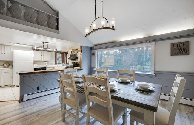 Killington Mountain Home! HotTub & 5 min to Skiing! 3 Bedroom Home by RedAwning - Foto 1