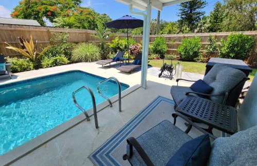 Coastal Vibes! Tropical heated pool home short drive to the beach - Foto 42