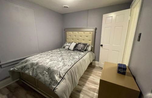 Cozy Roomy family sized apartment on major bus route close to all - Foto 47