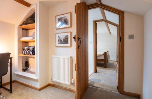 The Coach House - Beautiful Home in Cheltenham! - Photo 37