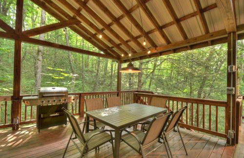 K6 Lodge Gather around the firepit soak in the hot tub and splash in the creek - Foto 27