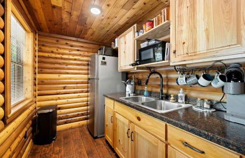 Stunning Riverfront Log Cabin Nestled Amidst Trees in Nashoba, Oklahoma - Foto 3