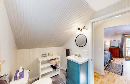 1 Mi to Crystal Lake! Couples Retreat with Deck - Photo 18