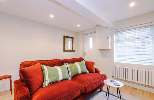 Foden's House by YourStays - 2 Bedroom Cottage in Sandbach with gorgeous dining room extension, High end finish - Foto 15