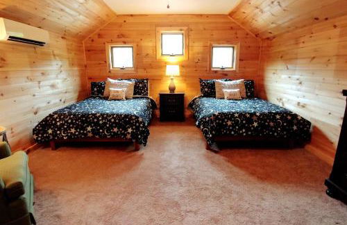 Water's Edge, Covered Porch, Deep Creek as your Backyard Haven, Hot Tub, Pool Table, Fire Pit, Close to Town & Entrance to National Park - Foto 32