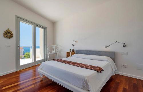 Luxury Seafront Villa with Rooftop Pool & Stunning Sea Views - Foto 7