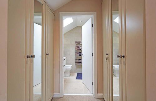 Spacious Dewsbury Home, 8 beds, sleeps 10, Free Parking and Wifi, 3 TVs, Close to motorways - Foto 27