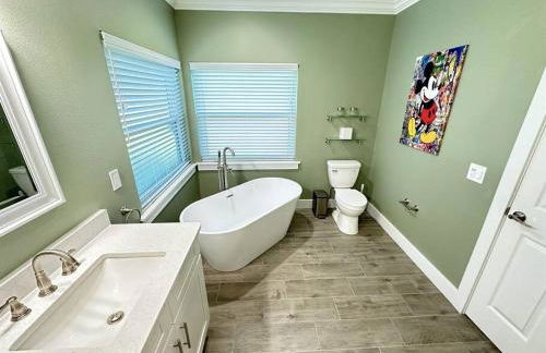 BRAND NEW! Lakefront 9BR Pool Hot Tub Outdoor Kitchen BBQ Theater 2 miles Disney - Foto 36