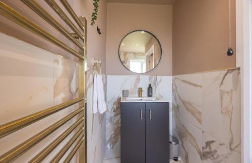 Luxuriou 5 Bedroom House By Homebird Property Management Short Lets & Serviced Accommodation Leeds With Private Parking & Free WiFi - Foto 20