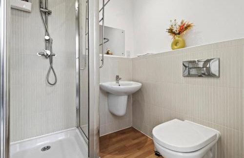 Sleek Modern City Apartment - Photo 2