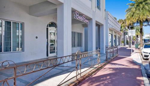 Coastal 2BR Escape | Walk to Beach & 2 Queen Beds - Foto 4