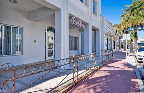 Coastal 2BR Escape | Walk to Beach & 2 Queen Beds - Foto 4