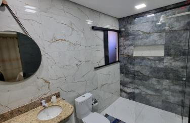 Super Confortável, WiFi Rápido, Garagem Coberta, 2 Banheiros, Suíte, 3 Quartos, Microondas, Cozinha Grande Completa, Mesa de Jantar Grande, Entrada Privativa, Perto do Shopping Pátio Matosinhos, 5 min do Centro Histórico - Foto 2