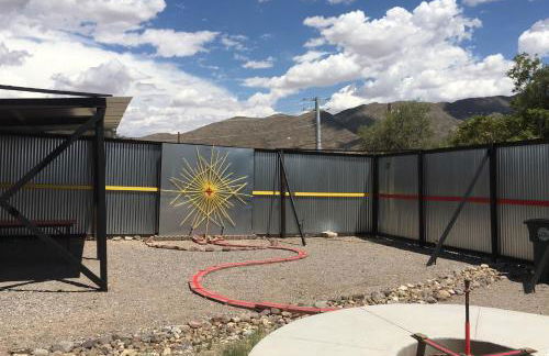 SPACE CASTLE: a 1950s Gas Station transformed into an Art Themed Wonderland - Foto 36