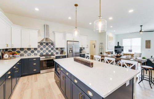 Walk to Lake Erie Sleek Retreat with Screened Patio - Foto 9