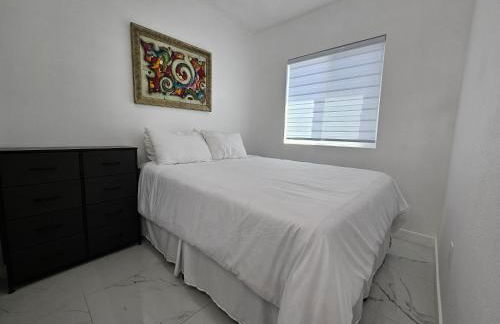 Modern Marble Retreat Private Gated ADU with Laundry & Parking - Foto 6
