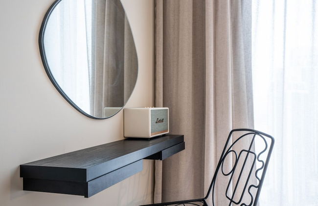 Aya - Elegant 1BR Apartment With Balcony and Creek Views - Photo 8