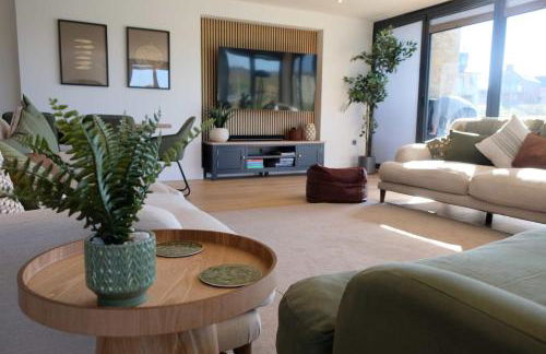 Still Waters - Luxury Lakeside Retreat with Hot Tub - Photo 32