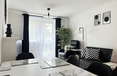 2BR 2BA Flat - King Beds - Free Parking - Near LGW Airport - Foto 7