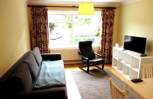 NEW Cosy 2 Bedroom Flat - Englefield Green - Foto 1