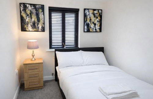 Spacious 4 Bedroom House in Milton Keynes for Families, Groups and Contractors - Foto 9