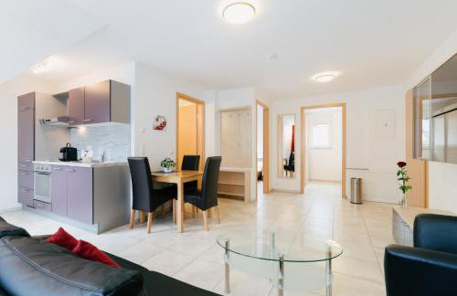 7SCHWABEN - 7 vollausgestattete Wohnungen unter einem Dach mitten in Bad Urach - Küche - Bad - WLAN - Waschmaschine - kostenloses Parken - E-Bike-Garage mit Ladestation - Altstadt, Bus, Bahn, E-Ladestation unter 5 Min - barrierefrei - rollstuhlgerecht - Foto 35