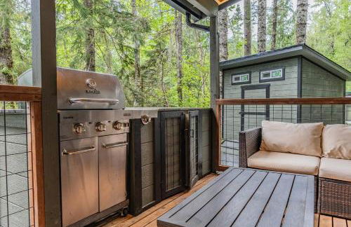 Luxe Chalet at Rainier Entrance with Hot Tub-AC-WiFi - Photo 4