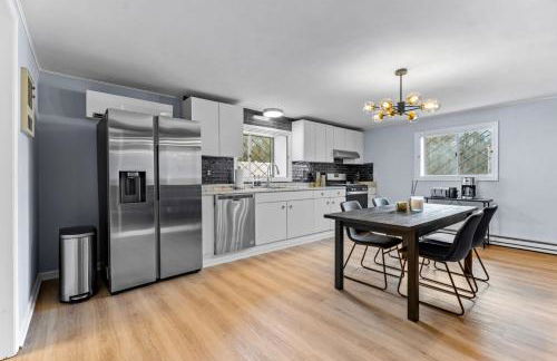 Walk to the Beach - Modern Home with FirePit and Bikes - Foto 49