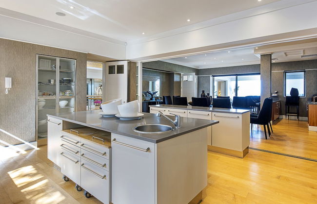 Clifton YOLO Spaces – Clifton Mansion Villa - Photo 58