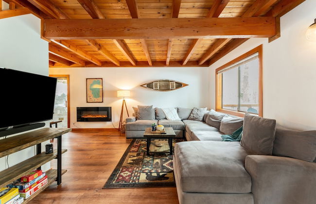 Indigo Owl by Avantstay Cabin w Firepit Minutes to Lake Slopes - Photo 3