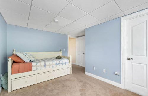 White Mountain Retreat with Theater, Fire Pit, Game Room and River Access - Foto 40