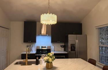 Downtown 3 BR, 2 BA newly renovated home close to Castle St - Photo 8