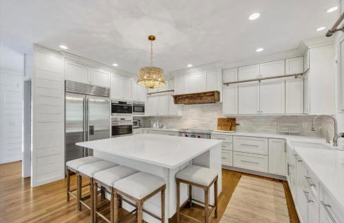 Stay 1 Block from Ocean at 7-Bed Retreat with Yard, Deck and Game Room, Host Up to 22 Across 16 Beds, Gas Fireplace, Gas Grill, Ample Parking, Walk to Menauhant Beach, Perfect for Family Getaway, 24 Hr Hospitality - Foto 13