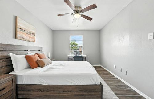 Family-Friendly 2Bd Midterm Stay I Parking Onsite - Photo 14