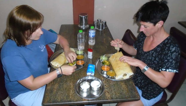 Amigas desfrutando da comida