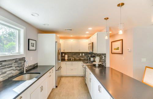 Coastal-Modern Home Less Than 3 Mi to Charlestown Beach! - Foto 9