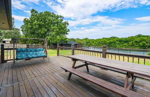 Waterfront Kansas Home with Private Fire Pit! - Foto 27
