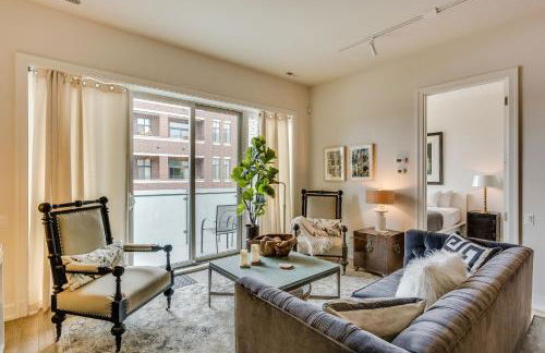 Designer 3BR with Balcony & Elevator on Clark! apts - Photo 1