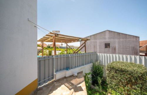 Eclectic oasis with poolside charm in Arranhó - Foto 30