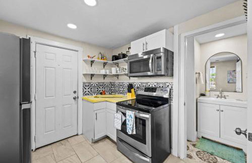 Remodeled 2BR Apartment w/ Garden Deck - Photo 8