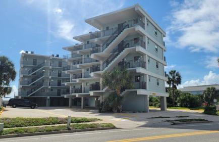 Polished oceanfront condo with pool access, private balcony & washer/dryer - Foto 13